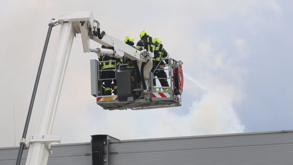 Brand einer Photovoltaikanlage auf einem Hallendach eines Unternehmens in Sattledt